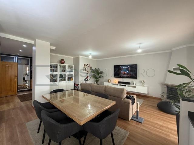 Apartamento T2 para venda Exclusivo Centro São João da Madeira Características específicas: Hall de entrada  Cozinha e sala, conceito Open Space, ambas com acesso direto ao terraço  Cozinha equipada com eletrodomésticos Bosh, com apenas 2 anos  Lareira na sala, com recuperador de calor  Piso vinílico  Casa de banho de serviço, com polivan  Hall de entrada, referente à zona privativa  2 quartos, com armários embutidos  Casa de banho completa, de apoio aos quartos  Terraço com churrasqueira. Carac
