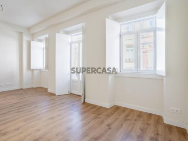 Apartamento T2 para Venda, em Campolide Construção de Excelência com Traça Tradicional