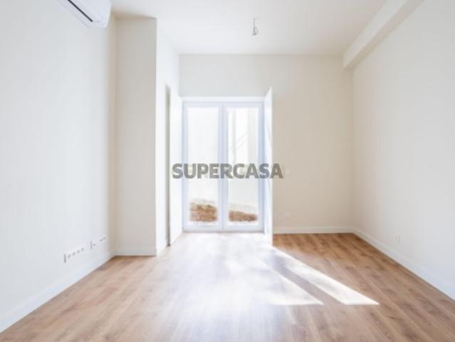 Apartamento T2 para Venda, em Campolide Construção de Excelência com Traça Tradicional e Logradouro Privativo