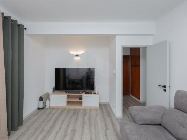 Apartamento T2 Parcialmente Remodelado em Valbom | Oportunidade abaixo dos 250.000€