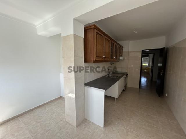 Apartamento T2 parcialmente remodelado na Urbanização da Quintinha