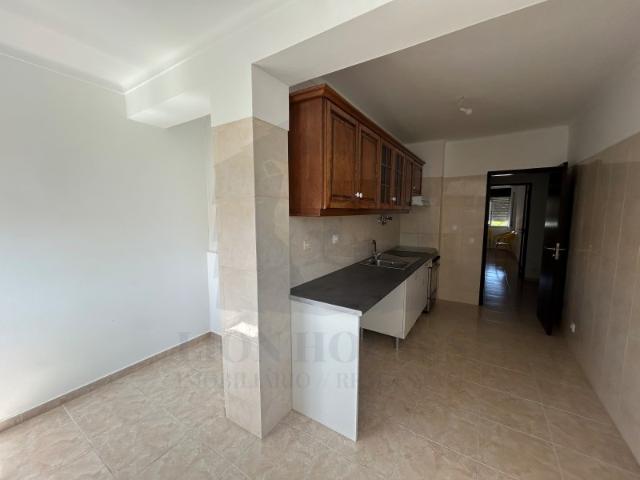 Apartamento T2 parcialmente remodelado na Urbanização da Quintinha