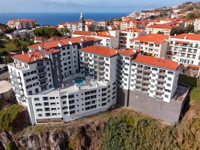 Apartamento T2 Premium no Coração do Caniço Conforto, Espaço e Piscina