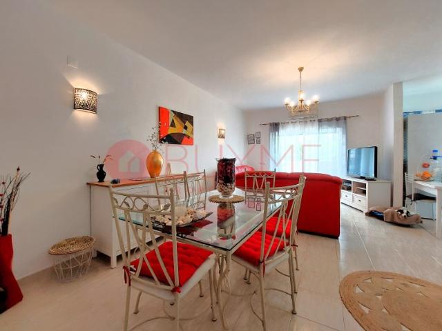 Apartamento T2 com Terraço e Piscina no Centro de Quarteira