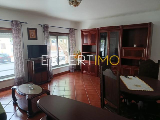 Apartamento T2 R/C mobilado, com varanda e arrecadação