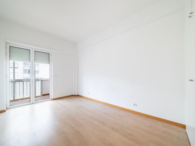 Apartamento T2 remodelado na Damaia