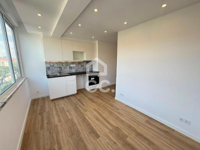 Apartamento T2 Remodelado na Damaia | Duas Varandas | Excelente Luminosidade Natural