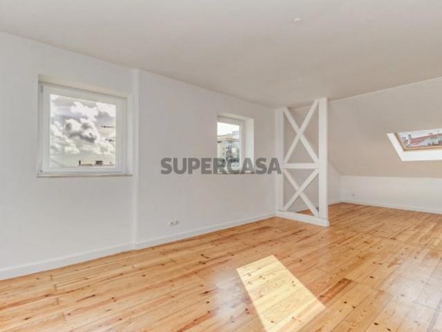 Apartamento T2, remodelado, na Estrela, em Lisboa
