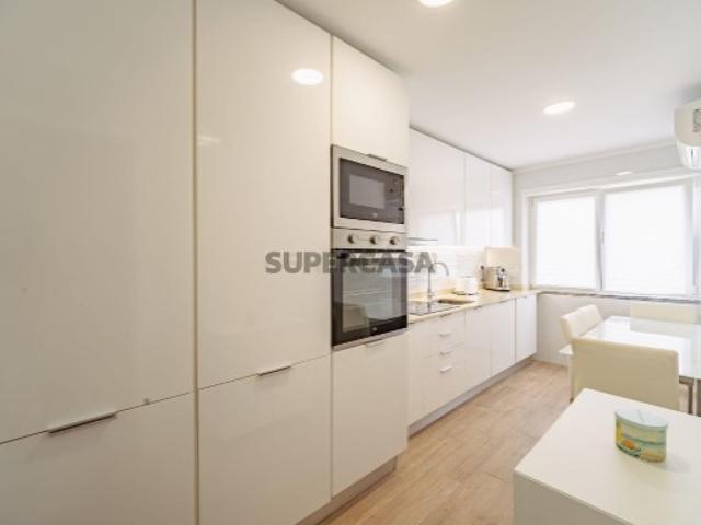 Apartamento T2 Remodelado na Torre da Marinha