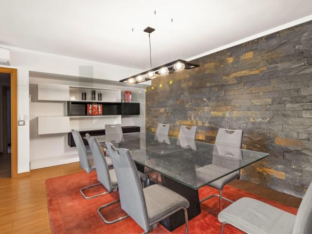Apartamento T2 Remodelado, no centro de Monte Abraão