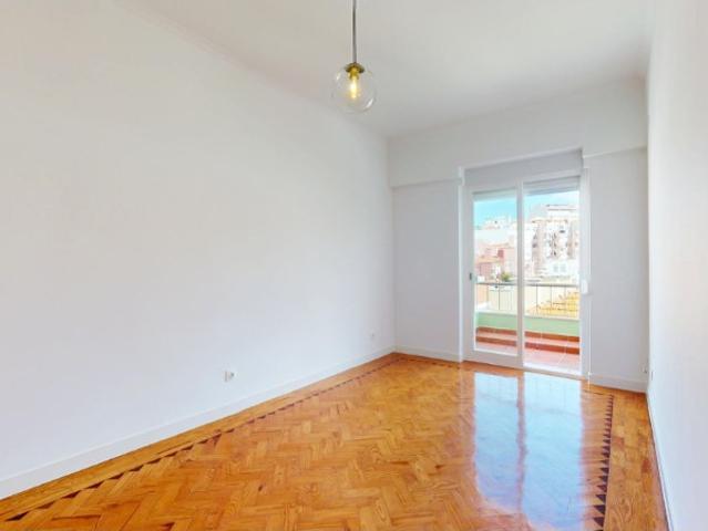 Apartamento T2 remodelado | Alcântara