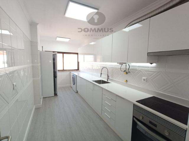 Apartamento T2 Remodelado c/ Arrecadação em São Marcos