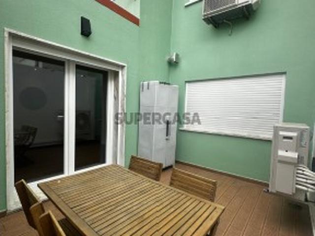 Apartamento T2 remodelado com terraço no centro de Almada