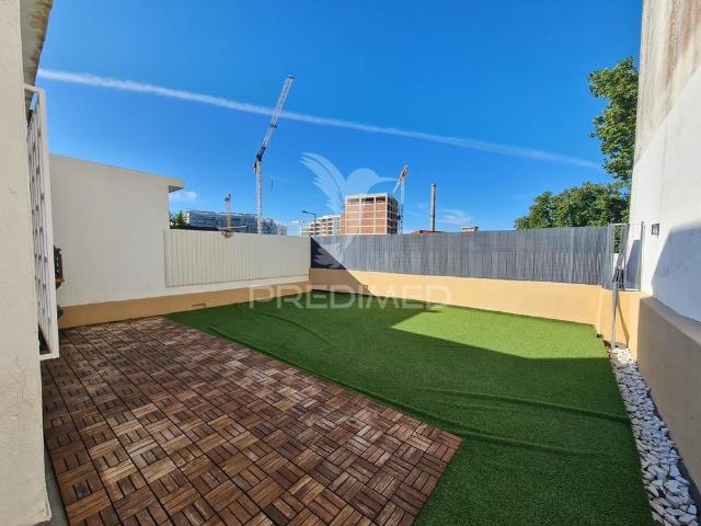 Apartamento t2 remodelado com terraço no centro do barreiro