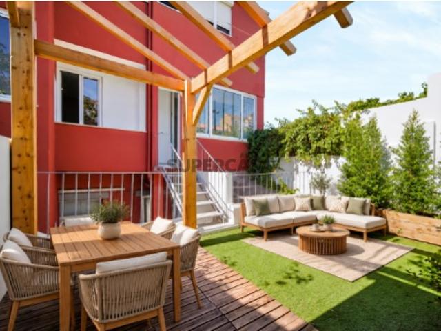 Apartamento T2 Remodelado com Terraço Privativo na Ajuda em Lisboa