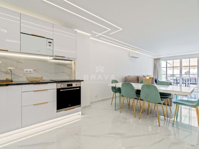 Apartamento T2 remodelado com terraço, vista mar e piscina