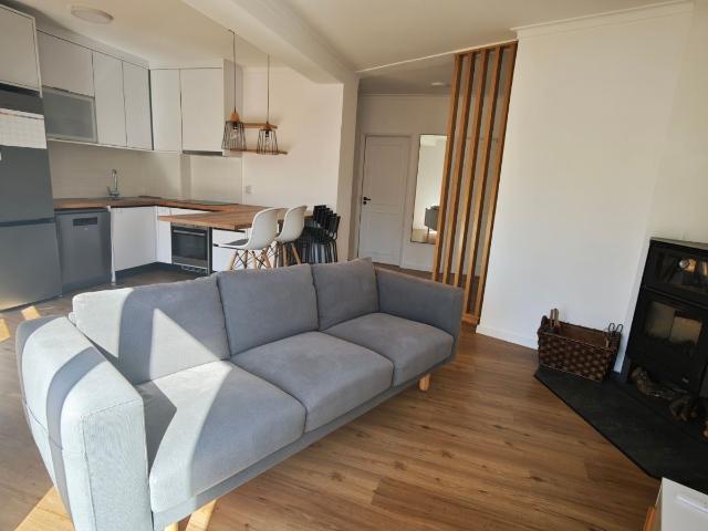 Apartamento T2 remodelado, com varanda e sótão. Centro da cidade