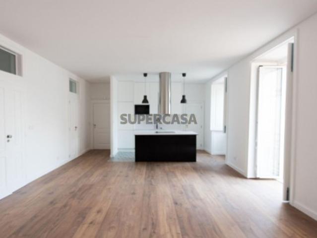 Apartamento T2 remodelado com varanda em Belém Lisboa