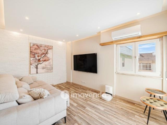 Apartamento T2 remodelado, com arrecadação, no Forte da Casa