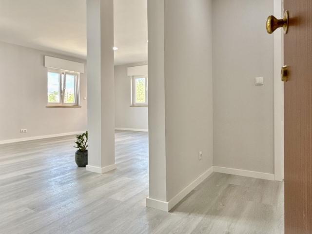 Apartamento T2 remodelado com arrecadação e cozinha equipada em Corroios