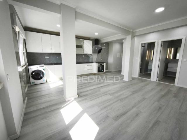Apartamento T2 Remodelado com Arrecadação e Vista Rio – Setúbal