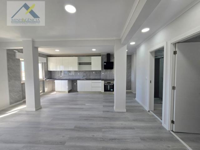 Apartamento T2 remodelado com arrecadação em Setúbal