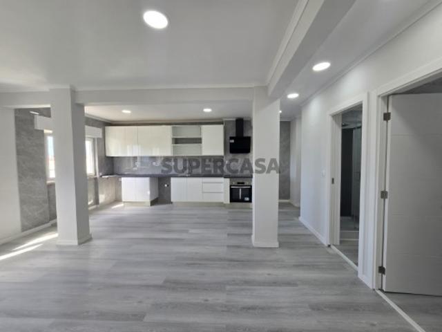 Apartamento T2 remodelado com arrecadação em Setúbal
