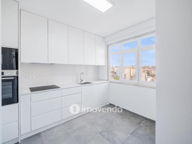 Apartamento T2 remodelado, com cozinha equipada, na Reboleira
