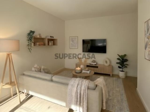Apartamento T2 remodelado com cozinha equipada e despensa, em Odivelas