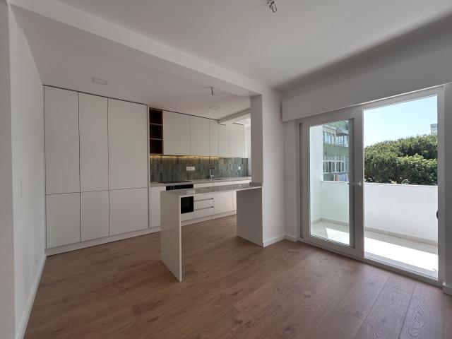 Apartamento T2 remodelado com duas varandas e excelente exposição solar, junto ao Jardim do Ultramar, em Oeiras