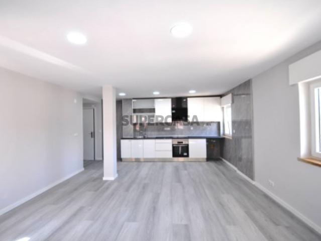 Apartamento T2 remodelado com elevador e arrecadação em Corroios