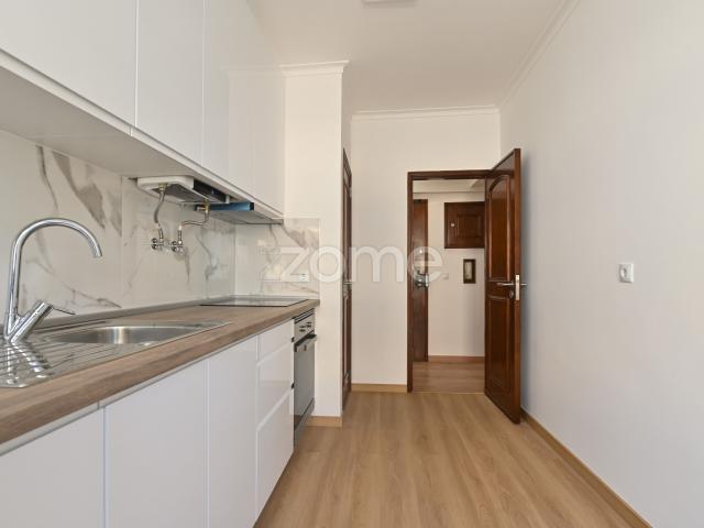 Apartamento T2 Remodelado com elevador em Mem Martins, Sintra
