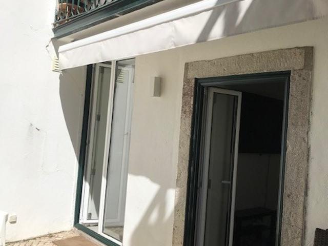 Apartamento T2 remodelado com espaço exterior em edifício de traça antiga
