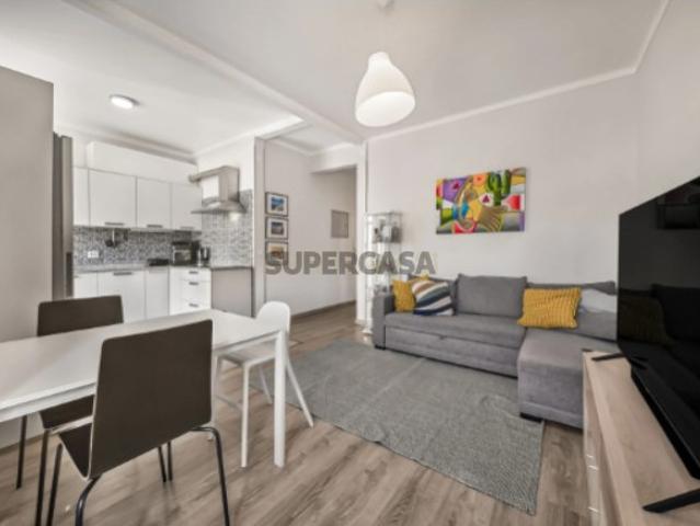 Apartamento T2 Remodelado com muita luz natural perto de transportes | Av. D. Afonso Henriques, Barreiro