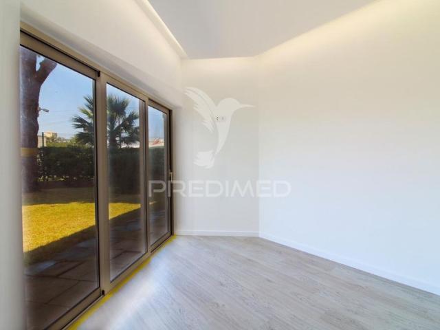 Apartamento t2 remodelado com piscina e estacionamento – areias de são joão, albufeira