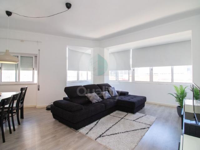Apartamento T2 remodelado com suite no Barreiro