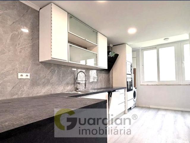 Apartamento T2 remodelado em Benfica