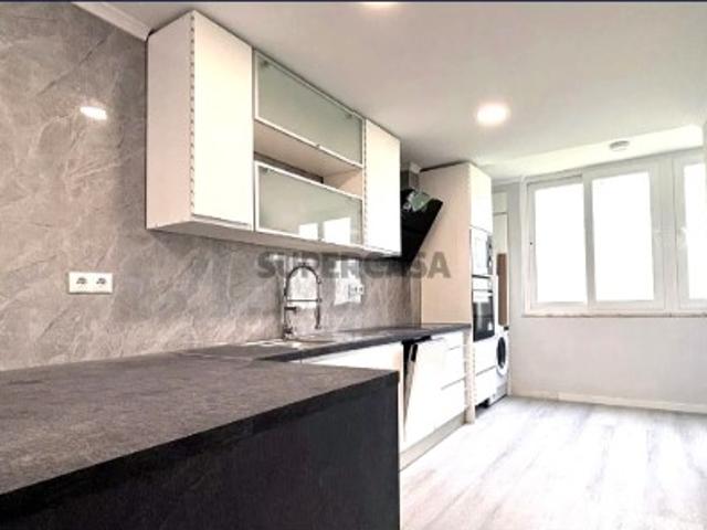 Apartamento T2 remodelado em Benfica