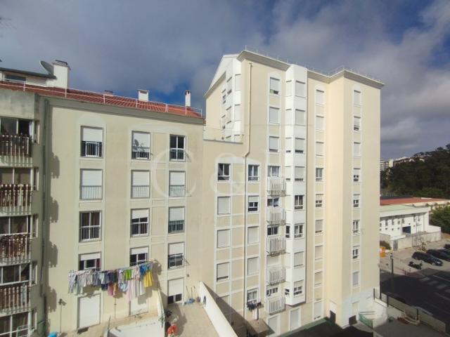 Apartamento T2 remodelado em Rio de Mouro