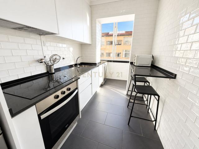 Apartamento T2 Remodelado para Arrendamento em Queluz