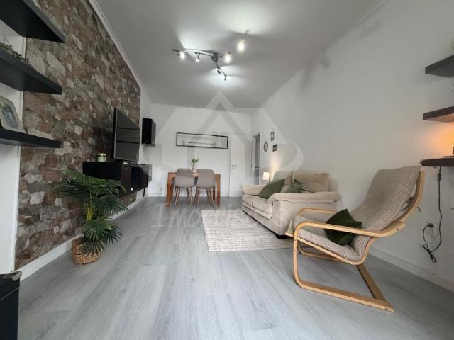 Apartamento T2 remodelado com arrecadação, em Alhandra