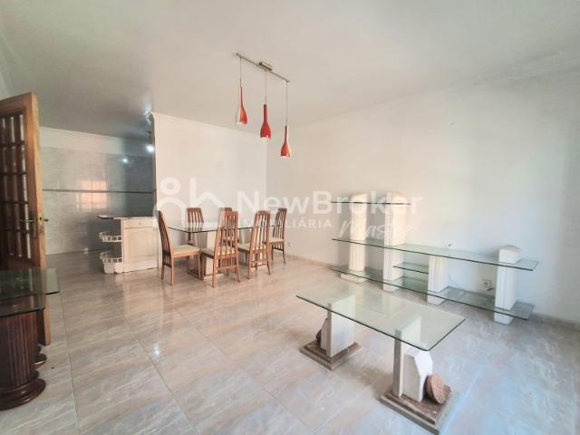 Apartamento T2 | Tapada das Mercês | Excelente Luminosidade e Áreas Generosas
