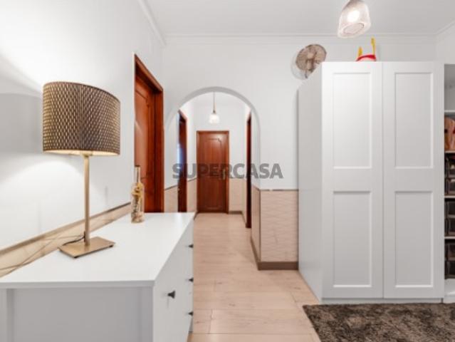 Apartamento T2 Renovado com Arrecadação | Vale Flores | Sintra