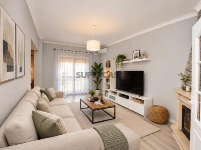 Apartamento T2 renovado com sótão e boa localização em Pinhal de Frades, Seixal