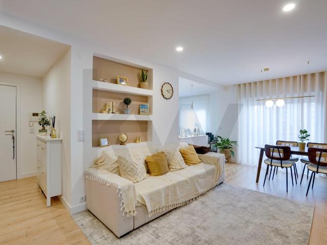 Apartamento T2 Renovado com Parqueamento e Arrecadação