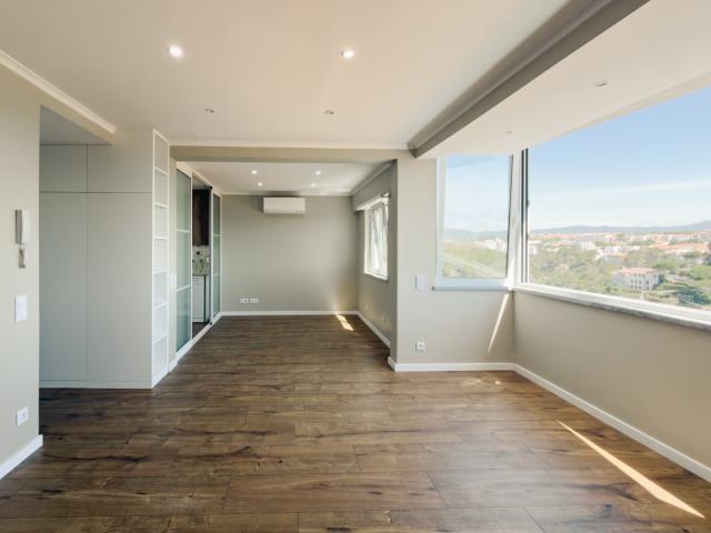 Apartamento T2 renovado com terraço e vistas mar, em Cascais