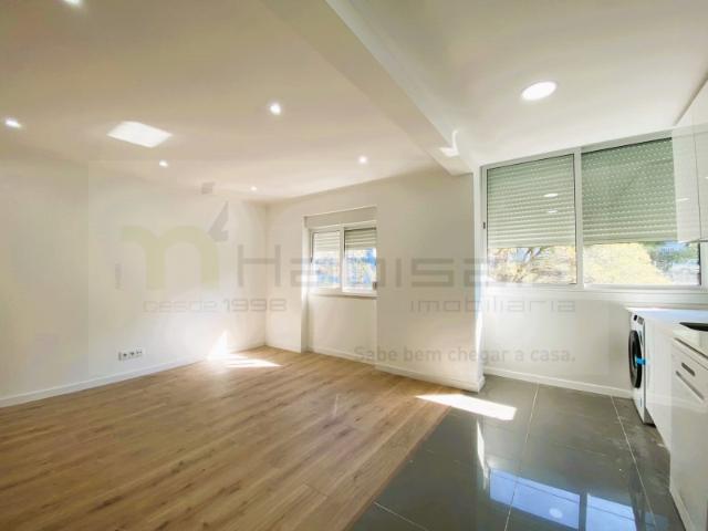 Apartamento T2 Renovado com Varanda