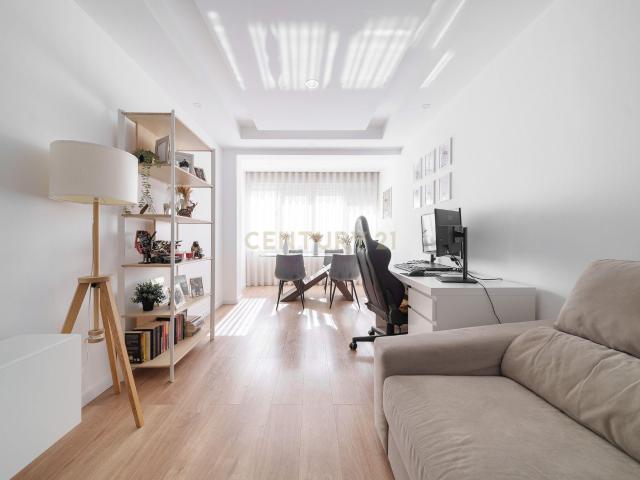 Apartamento T2 Renovado com Varanda e Arrecadação em São João da Talha