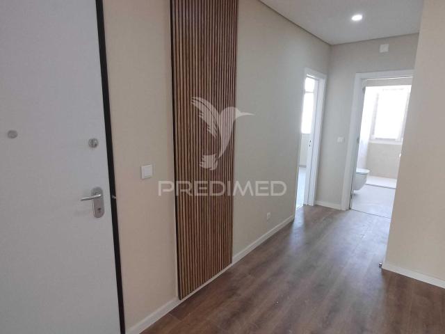 Apartamento T2 Renovado com Varanda Queluz
