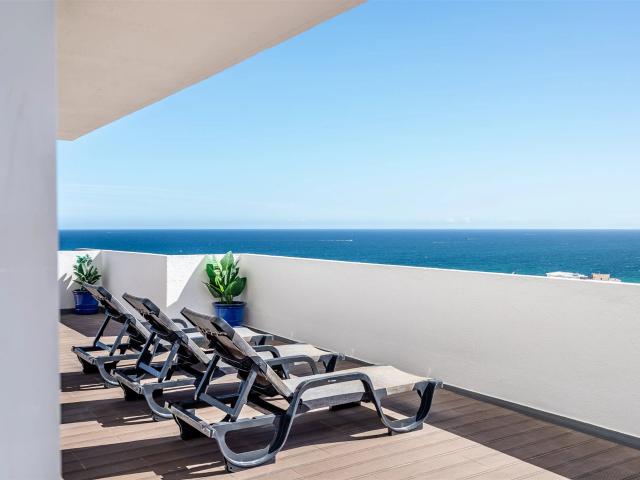 Apartamento T2 Renovado Com Vista Mar Em Todas As Divisões. 77m² Armação De Pêra